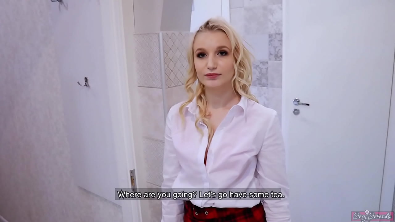 Genç üniversiteli kız erkek arkadaşını arkadaşıyla aldatıyor | POV ve cum onu kedi içinde!