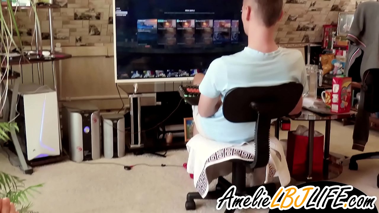 Kız erkek arkadaşı için bilgisayar oyunları oynamak için seks oyuncak ile mastürbasyon yapıyor