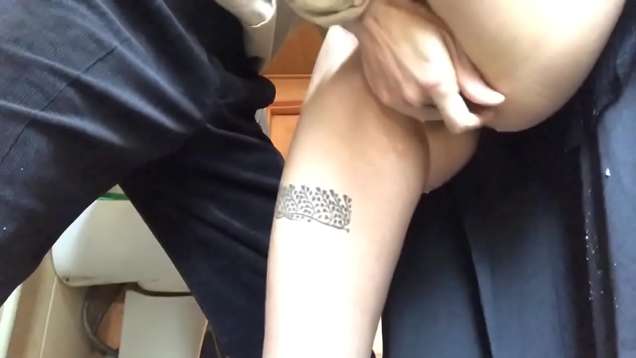 Okul tuvaletinde squirt, gerçek bir köpüklü orgazm - öğretmenim elinden gelenin en iyisini yaptı