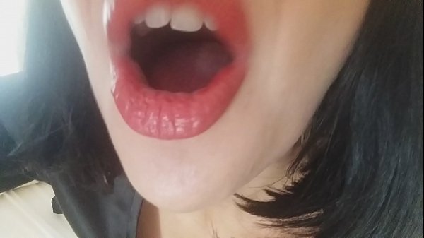 Tatlım, üvey annen bugün okula gitmene izin vermiyor... Sana çok ihtiyacım var...